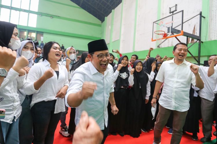 Ketua Umum PKB Muhamin Iskandar saat menghadiri deklarasi relawan dukungan untuk Pilpres 2024 dari petani, buruh dan komunitas kreatif Priangan Timur, di GOR Dadaha, Kota Tasikmalaya, Jawa Barat, Sabtu (26/3/2024).