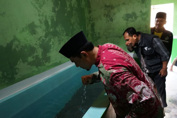 Dompet Dhuafa mengguliran program Air Untuk Kehidupan (AUK) di Pesantren Madarijul Ulum Al Utsmani di Serang, Banten. Peresmian ditandai dengan pemotongan pita di depan bangunan kamar mandi, Rabu (21/6/2023).