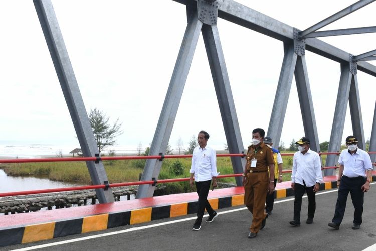 Presiden Joko Widodo saat meninjau infrastruktur Jalan Nasional Lingkar Nias dan Jembatan Idano Sibolou di Kabupaten Nias Barat, pada Rabu (6/7/2022) sore.