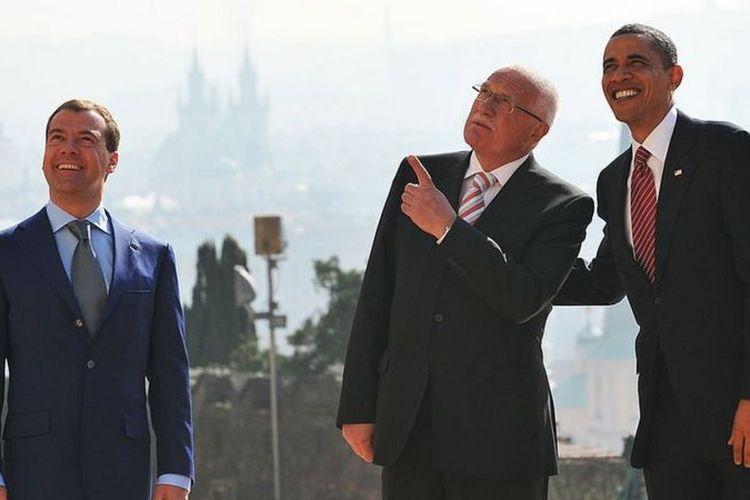 Barack Obama bertemu Vaclav Klaus (tengah) dan Presiden Rusia kala itu, Dmitry Medvedev, di Praha, Republik Ceko, tahun 2010.