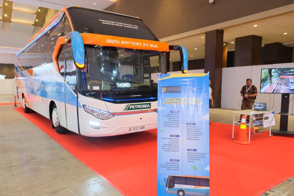 UI dan Petrosea memamerkan bus listrik hasil konversi pada pameran Busworld Southeast Asia 2024