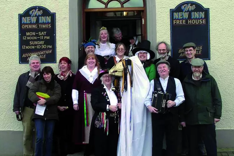 Tradisi perayaan Natal bernama Mari Lwyd di Wales.