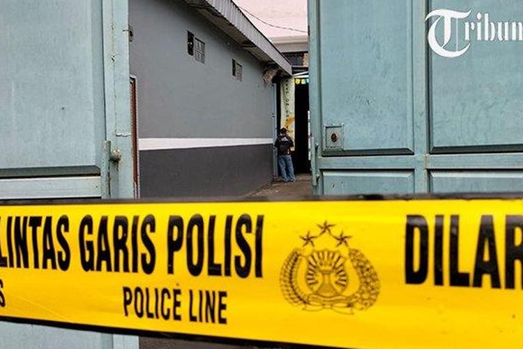 Petugas kepolisian melakukan olah TKP perampokan di gudang rokok di Jalan Brigjen Sudarto nomor 220, Joyatakan, Serengan, Kota Solo, Senin (15/11/2021). 
