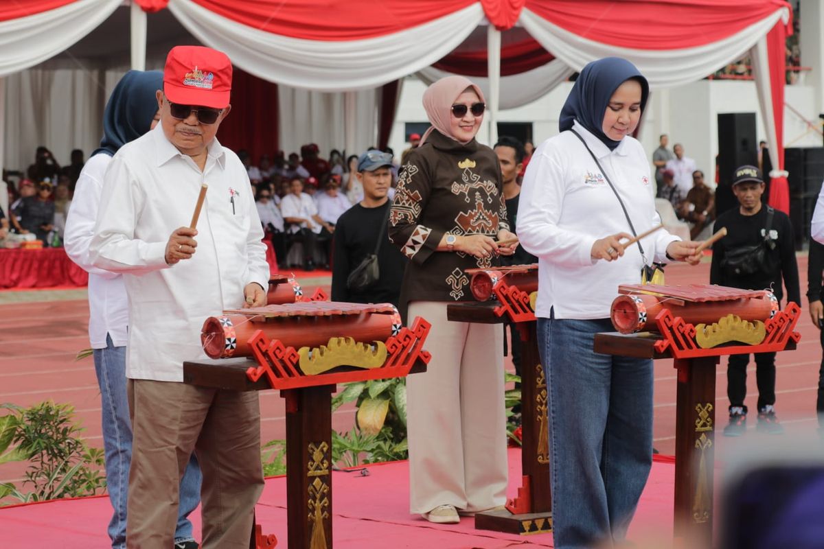 Ketua Umum PMI, Jusuf Kalla (Kiri) bersama dengan Ketua PMI Provinsi Lampung, Riana Dari Arinal (Kanan) saat membuka Jumbara Nasional PMI ke IX di Stadion Jati Kalianda, Lampung Selatan, Provinsi Lampung, Selasa (04/07) 2023. Jumbara Nasional ini diikuti oleh 34 PMI Provinsi di Indonesia dengan jumlah peserta mencapai 2200 peserta.
