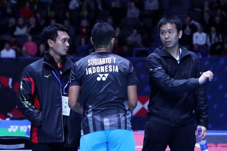 Pasangan Hendra Setiawan/Muhammad Ahsan menyemangati Tommy Sugiarto pada perempat final All England 2019 di Birmingham, 8 Maret 2019. 