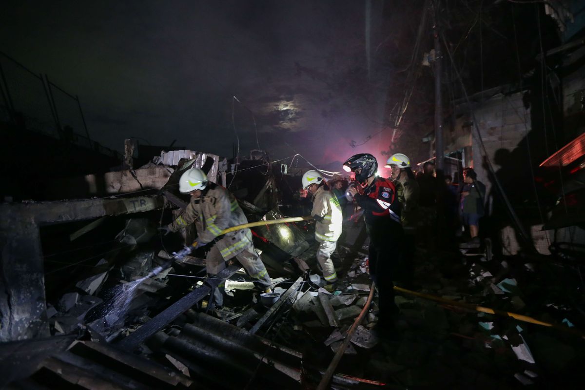 Petugas pemadam kebakaran melakukan pendinginan di pemukiman padat penduduk Kampung Tanah Merah usai kebakaran Depo Pertamina Plumpang, Koja, Jakarta Utara, Sabtu (4/3/2023) dini hari. Kebakaran ini mengakibatkan 17 orang meninggal dunia dan 51 orang luka-luka.