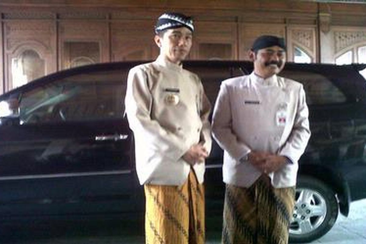 Jokowi Ngantor dengan Busana Beskap 