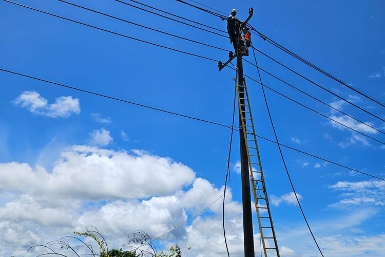 Perbaikan kabel TM menuju PLTMG Sebaung oleh petugas PLN Nunukan Kaltara. Kondisi kelistrikan Nunukan byarpet selama dua hari akibat cuaca ekstreme