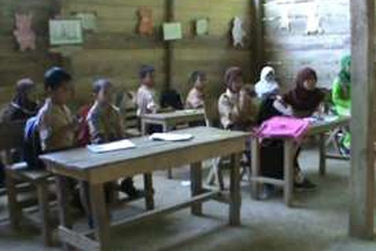 Siswa enam kelas di MI Maukula, Kecamatan Tapango, Polewali Mandar, terpaksa belajar dalam satu ruangan yang sama pada waktu yang bersamaan pula karena sekolah miskin fasilitas.