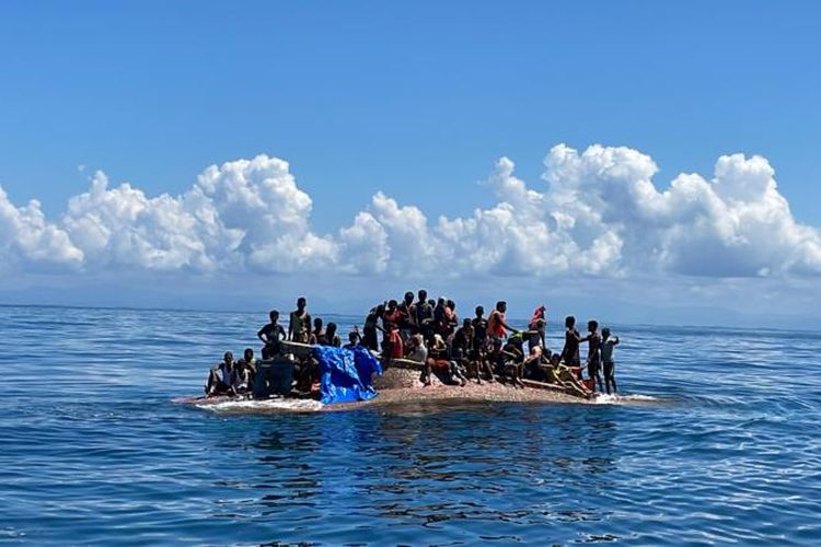 Sebuah kapal yang mengangkut sekitar seratus orang pengungsi Rohingya ditemukan terbalik di perairan Meulaboh, Kabupaten Aceh Barat.