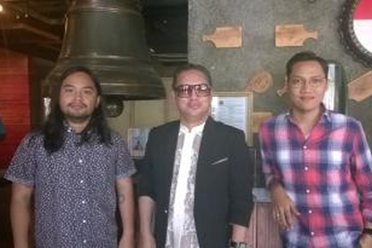 Vokalis asal Malaysia, Shaun Salim (tengah), diabadikan bersama Mono Neurotic (kiri) dan Abenk Alter (kanan) di fX Mall, Sudirman, Rabu (9/9/2015). Shaun Salim menyanyikan sebuah lagu berjudul Lagi-lagi yang dicipta oleh Mono dan Abenk.