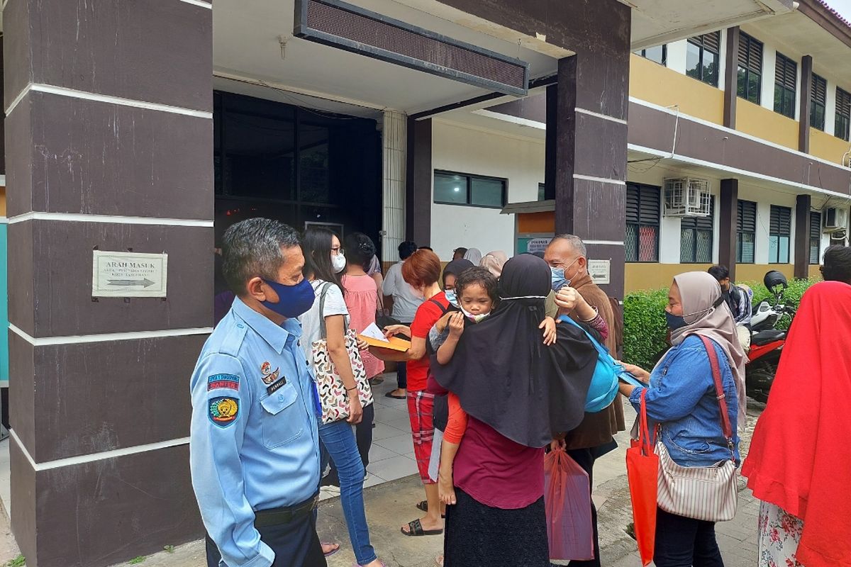 Suasana di SMAN 2 Tangerang, Kecamatan Tangerang, Kota Tangerang, pada saat penerimaan peserta didik baru (PPDB) jalur zonasi hari ketiga, Rabu (23/6/2021). 