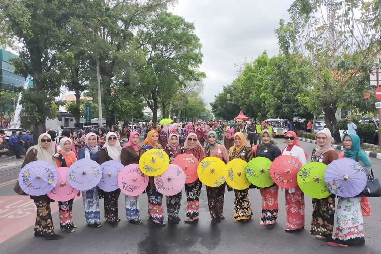 Peserta karnaval meramaikan perayaan Hari Batik Nasional dengan memamerkan karya budaya Jateng di Surakarta, Minggu (2/10/2022).