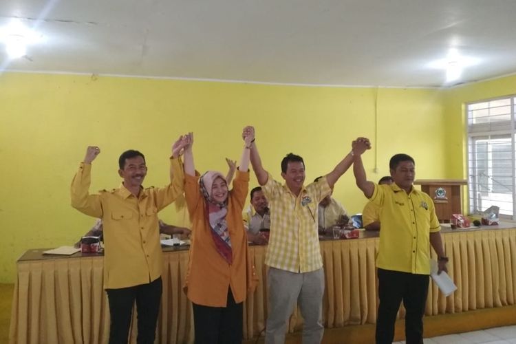 Euis Ida (dua dari kiri) bersama empat kader Partai Golkar Garut lainnya saat mendaftarkan diri menjadi Ketua DPRD Garut di DPD Partai Golkar Kabupaten Garut setelah terpilih menjadi anggota DPRD Garut.