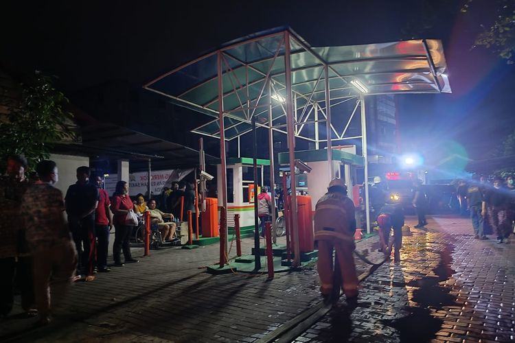 Suasana pasien RS Harapan Bunda dievakuasi ke luar gedung karena ruang server kebakaran, Rambutan, Ciracas, Jakarta Timur, Kamis (7/3/2024) malam.