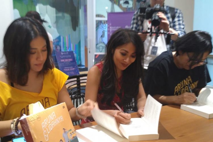 (Dari kiri) Artis peran Dian Sastrowardoyo, Laksmi Pamuntjak, dan Mieske Taurisia, menghadiri diskusi film Aruna Dan Lidahnya  di Aksara Bookstore, Kemang, Jakarta Selatan, Jumat (3/8/2018)