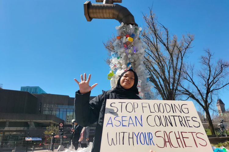 Aeshnina Azzahra Aqilani (Nina), melakukan aksi protes di sela agenda INC-4 mengenai Perjanjian Plastik Global yang berlangsung 23 hingga 29 April 2024 di Ottawa, Kanada.