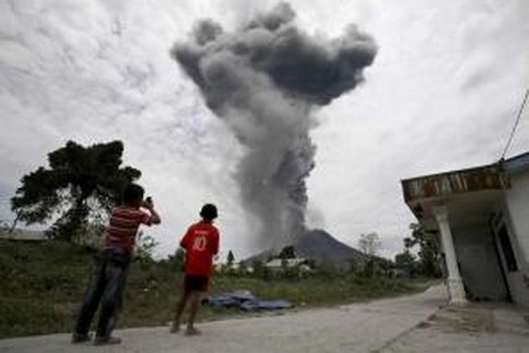 Gunung Sinabung di Kabupaten Karo, Sumut, meletus lagi pada Selasa, 17 September 2013 pukul 12.03. Gunung meletus pada Minggu dan mengharuskan ribuan warga yang tinggal di kaki gunung segera mengungsi. Status gunung masih Siaga III.