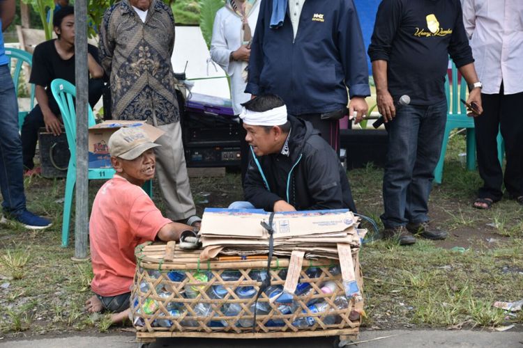 Cawagub Jabar Dedi Mulyadi, bertemu dengan Arifin (55), seorang pemulung yang kondisinya lumpuh di Kecamatan Subang, Kabupaten Purwakarta, Senin (23/4/2018).