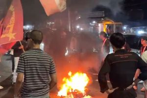Demo GMNI Ricuh di Pancoran, Dorong-dorongan dengan Polisi Saat Bakar Ban Depan SPBU
