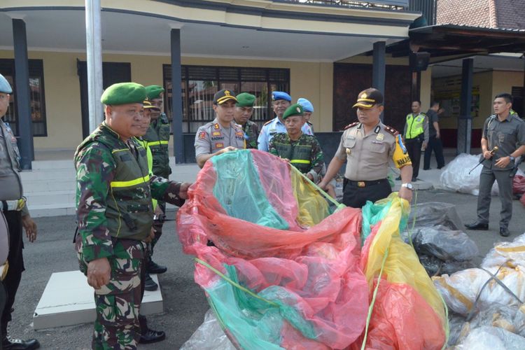 Kapolres Ponorogo, AKBP Radiant menunjukkan 30 balon udara yang disita dalam operasi gabungan pada lebaran ketiga, Minggu ( 17/6/2018).