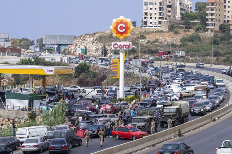 Pemandangan umum dari sebuah pompa bensin di jalan raya utama yang menghubungkan Ibu Kota Beirut ke Lebanon selatan saat mobil datang dari segala arah untuk mencoba dan mengisi tangki mereka dengan bensin, di kota pesisir Jiyeh, selatan Beirut, Lebanon, Jumat, September 3, 2021. 