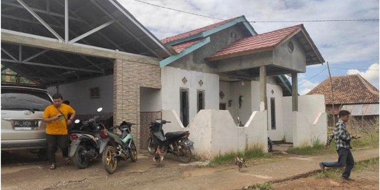 Lokasi rumah tempat ibu muda berinisial RI (22) bunuh bayinya sendiri yang masih berusia 10 hari di Muara Enim di Dusun Vl Desa Dalam Kecamatan Belimbing Kabupaten Muaraenim, Sumsel, Jumat (25/11/2022). Diketahui, rumah ini adalah milik orang tua asuh dari korban. 