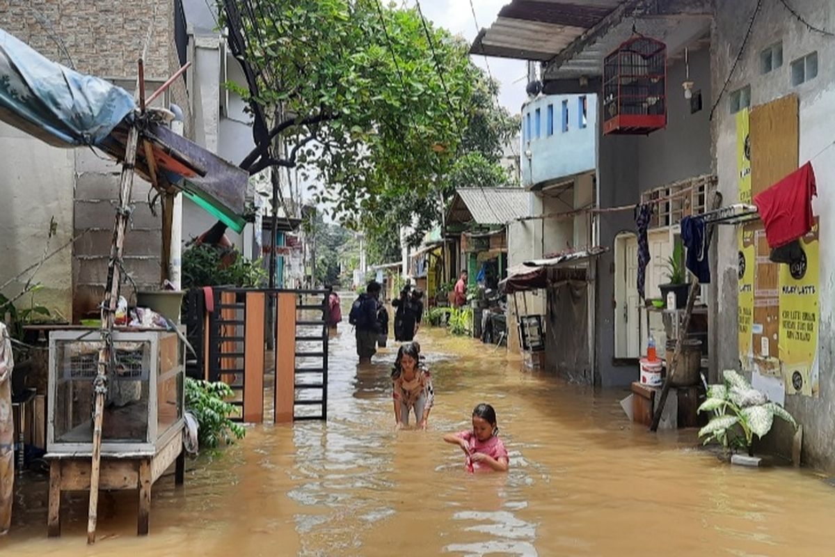 Genangan banjir di Cipinang Melayu, Jakarta Timur, pada Jumat (19/2/2021) siang.