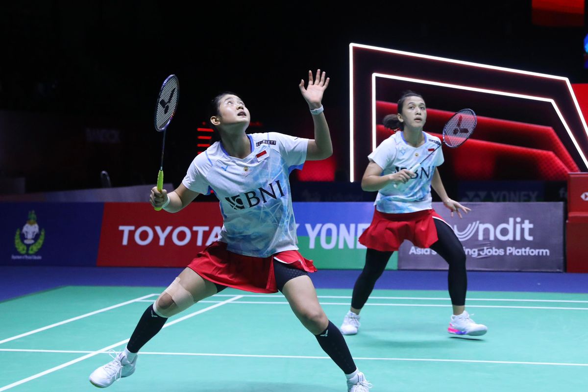 Febriana Dwipuji Kusuma/Amalia Cahaya Pratiwi saat bertanding di semifinal Thailand Open 2024 di Nimibutr Arena, Bangkok, Sabtu (18/5/2024). Febriana/Amalia menang atas Rin Iwanaga/Kie Nakanishi (Jepang) dan lolos ke final Thailand Open 2024. 