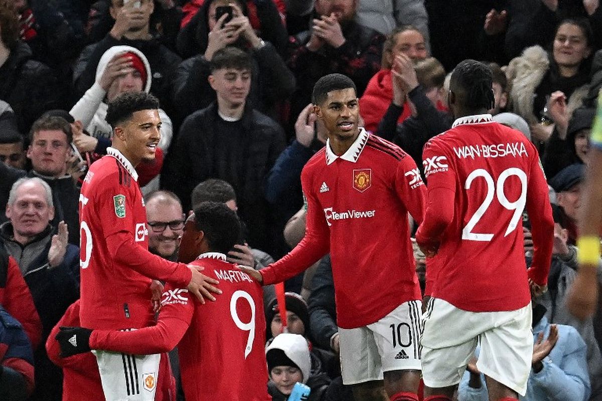 Anthony Martial merayakan gol bersama rekan-rekannya dalam pertandingan Man United vs Nottingham Forest pada leg kedua semifinal Piala Liga Inggris atau Carabao Cup di Stadion Old Trafford, Kamis (2/2/2023) dini hari WIB. Man United lolos ke final usai menang agregat 5-0. (Foto oleh AFP/Paul Ellis)