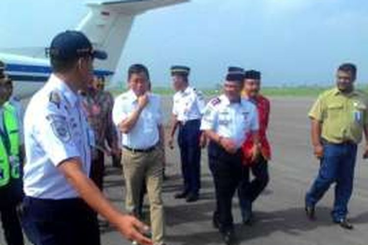 Menteri Perhubungan Ignasius Jonan, saat mengunjungi Bandara Rembele di Kabupaten Bener Meriah, Aceh, beberapa waktu lalu. Bandar Udara tersebut rencananya akan diresmikan Presiden Jokowi, Rabu (2/3/2016).