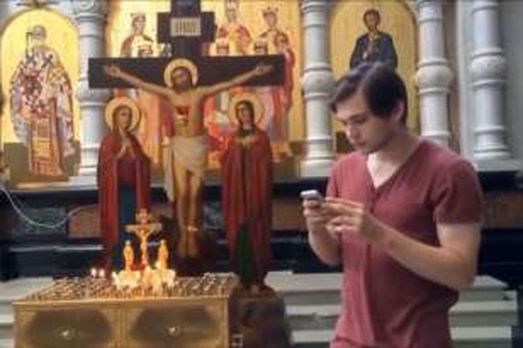 Bloger Rusia Ruslan Sokolovsky mengunggah video yang memperlihatkan dia bermain Pokemon Go di dalam sebuah gereja.