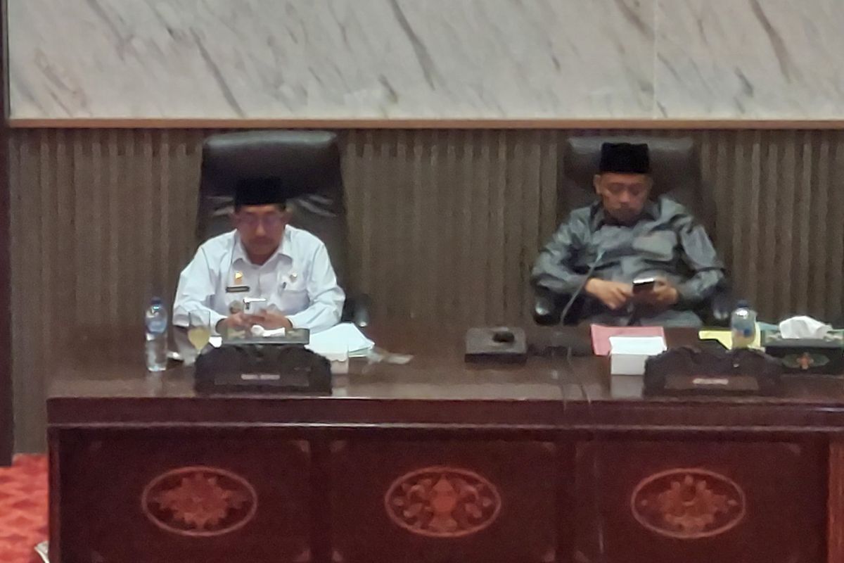 Wakil Bupati, Imam Hasyim saat sama-sama mengoperasikan ponsel pintarnya bersama ketua DPRD Sumenep saat peripurna berlangsung, Rabu (23/4/2025). 