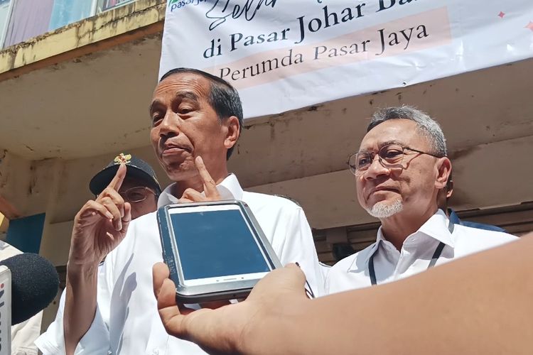 Presiden Joko Widodo memberikan keterangan pers usai meninjau Pasar Johar Baru, Jakarta Pusat, Rabu (5/4/2023).