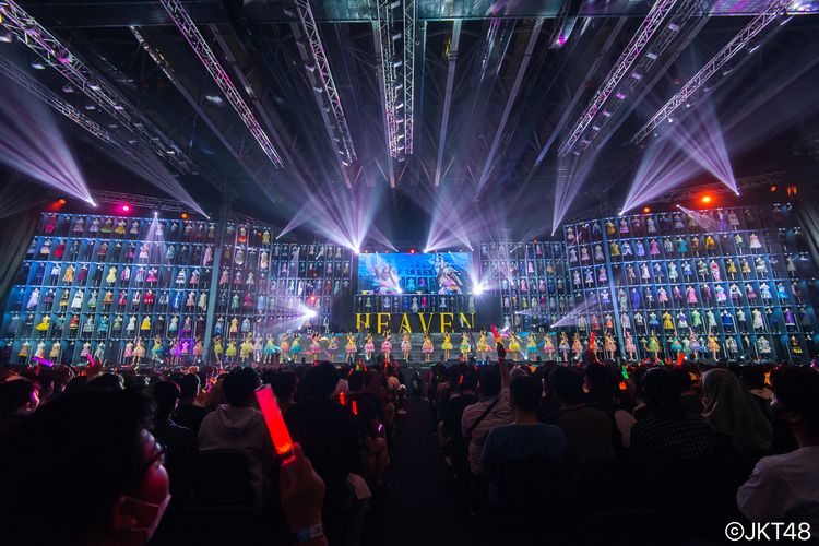 Set panggung JKT48 perayaaan konser ulang tahun ke-10 yang bertajuk HEAVEN di Istora Senayan, Jakarta,
pada Sabtu (6/8/2022).