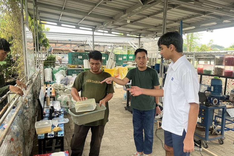 RenewFeed, sebuah inisiatif nirlaba yang mengubah limbah makanan menjadi pakan unggas