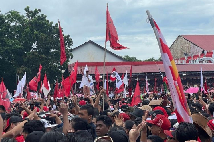 Calon presiden (capres) nomor urut 3, Ganjar Pranowo saat menyampaikan orasi politiknya di kampanye rapat umum Hajatan Rakyat Sulawesi Utara di Lapangan KONI, Sario, Manado, Kamis (1/2/2024) pukul 13.49 Wita.