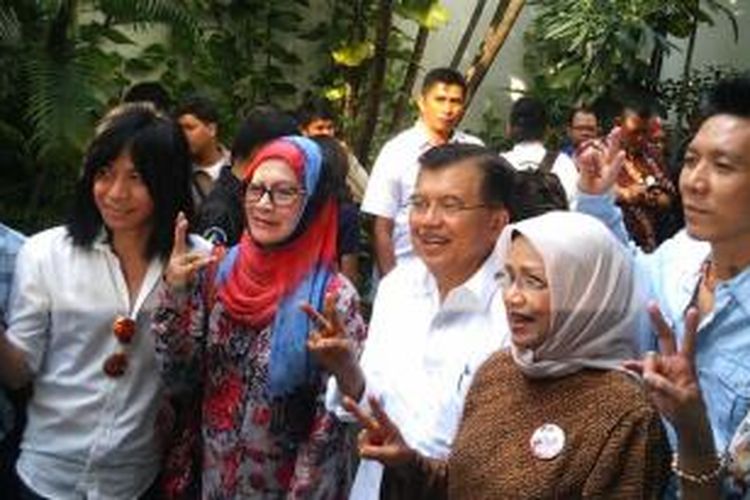Calon wakil presiden Jusuf Kalla ketika sarapan bersama personel Slank
