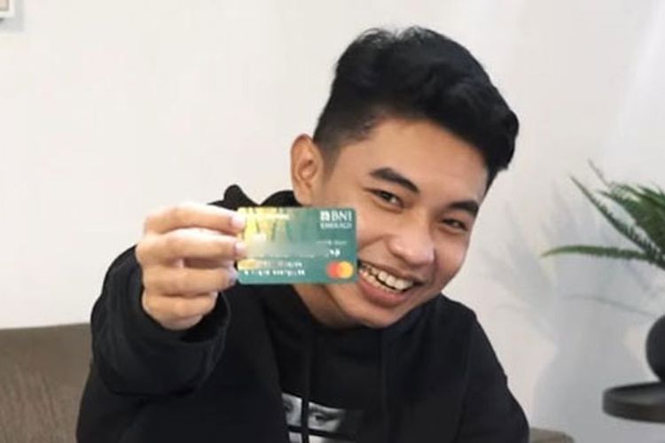 Youtuber milenial, Fiki Naki menunjukkan Kartu Debit BNI Emerald. 