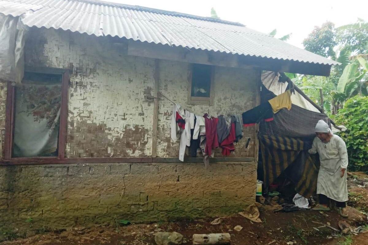 Mak Idah, 55 tahun, warga Cianjur, Jawa Barat, sedang beraktivitas di rumahnya yang jauh dari kondisi layak.