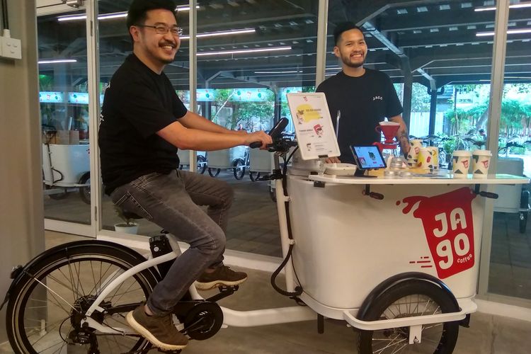 CEO Jago Coffee Yoshua Tanu mencoba Sepeda listrik Jago Coffee di Jakarta, Kamis (5/3/2020).