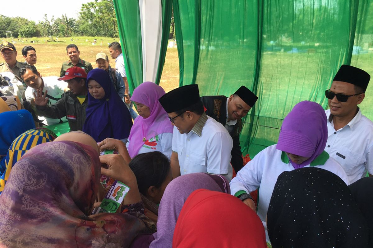 Operasi pasar murah di Teluk Pucung, Bekasi Utara di serbu warga Bekasi, Rabu (2/8/2017). 