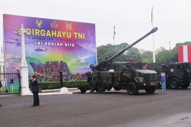 Sejumlah peralatan utama sistem persenjataan (alutsista) menembak milik Tentara Nasional Indonesia (TNI) yang dipamerkan di depan Istana Merdeka, Jakarta pada Rabu (5/10/2022).