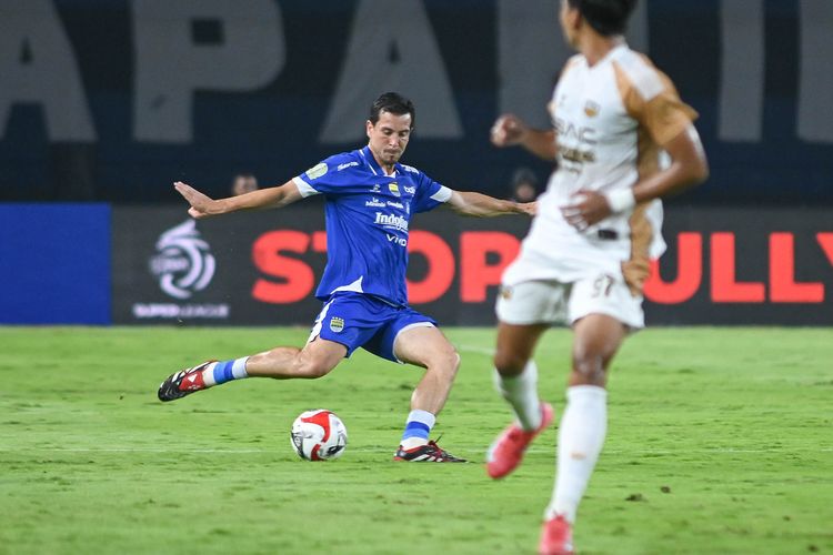 Aksi gelandang Persib Bandung Thom Haye saat jadi jenderal lapangan tengah ketika menghadapi Dewa United pada laga pekan ke-13 Super League 2025-2026, Jumat (21/11/2025) di Stadion Gelora Bandung Lautan Api (GBLA). 