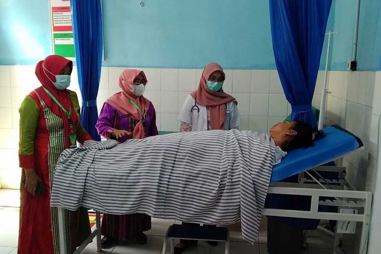 Akibat Kelelahan, Sebanyak 78 anggota KPPS sekota Baubau mendapatkan perawatan medis saat melakukan perhitungan suara di masing-masing TPSnya Kamis (15/2/2024).