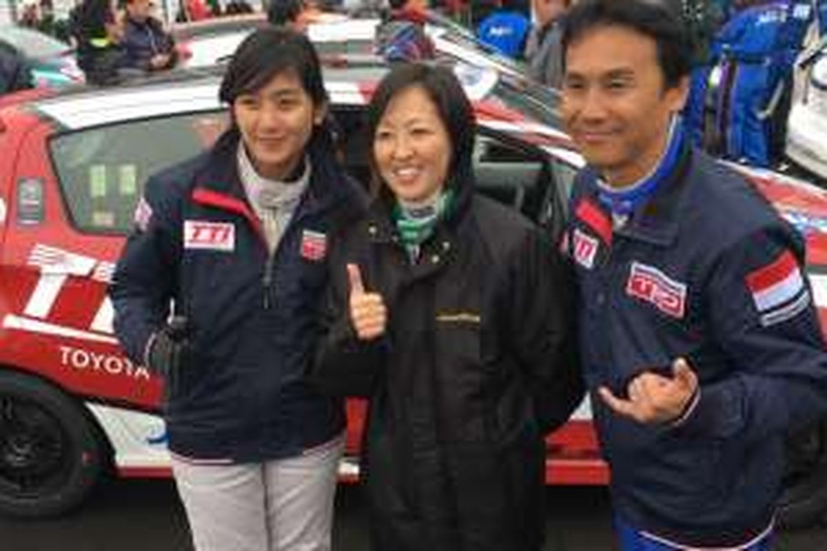  Alinka Hardianti sebagai pembalap dari TTI (Paling Kiri) berfoto bersama Masako Komaya mantan juara kejuaraan Toyota Gazoo Racing Netz Cup Vitz Race tahun 2011 (Tengah) dan Shozo Tagahara (Paling Kanan).