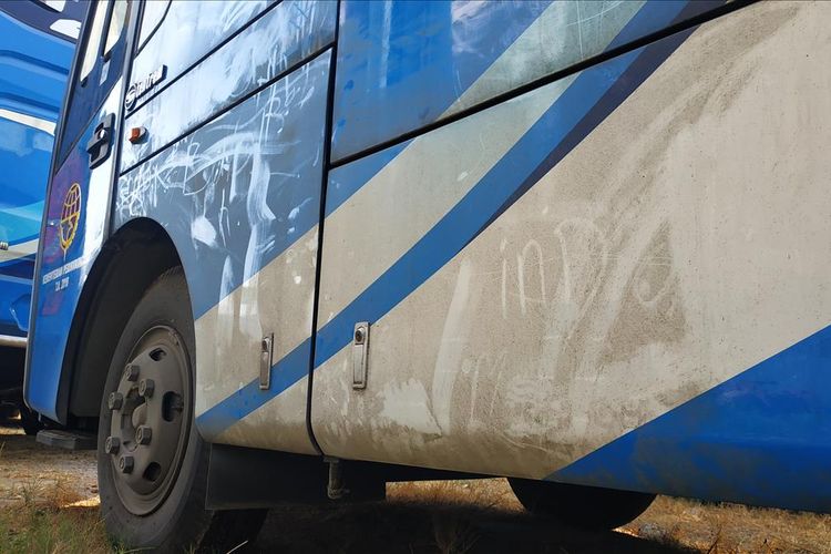Debu tebal menempel di badan bus-bus calon Transpatriot Bekasi yang tak kunjung dioperasikan.