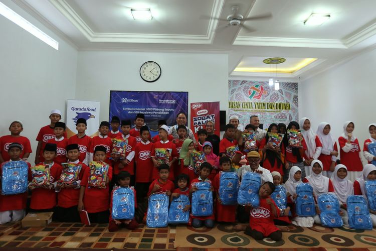 Penyerahan bantuan kepada perwakilan 40 anak di Yayasan Cinta Yatim dan Dhuafa, Tangerang Selatan, Banten dilakukan secara simbolis dilakukan oleh Presdir Garuda Beverage sekaligus Direktur Garudafood Fransiskus Johny Soegiarto  (27/3/2024).