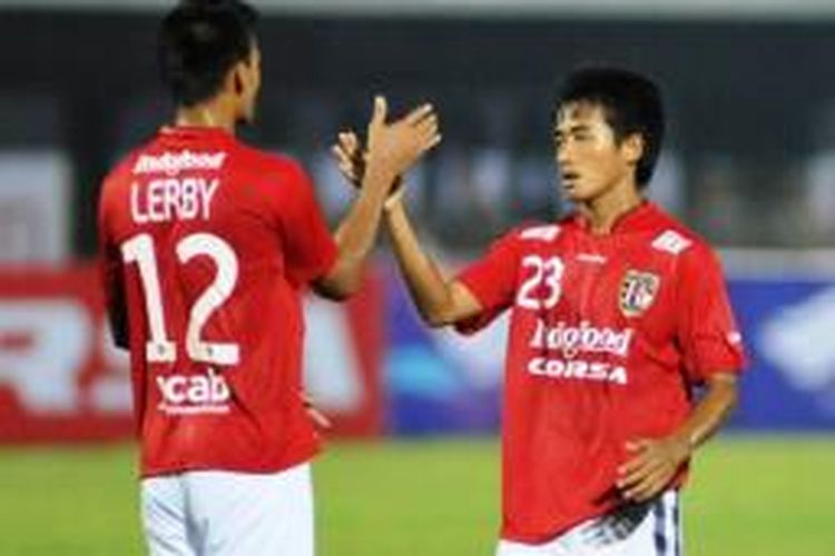 Pemain depan Bali United, Lerby Eliandry (kiri), dan gelandang Bayu Gatra.