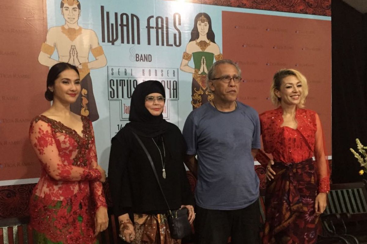 Maudy Koesnaedi, Iwan Fals, dan Syaharani memberikan keterangan pers tentang Konser Situs Budaya: Jatim-Trowulan di PanggungKITA, Leuwinanggung, Jawa Barat, pada Sabtu (14/10/2017). Konser itu digelar untuk memberikan pembelajaran tentang sejarah Trowulan melalui sebuah konser musik.